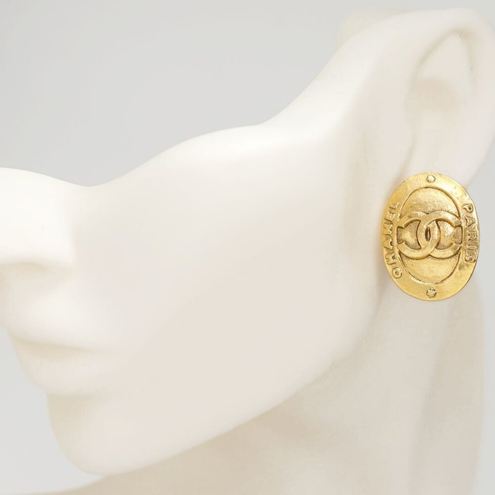 CHANEL CC Logos PARIS Oval Clip-On Earrings Gold Tone 28 2841 Auth w/Box #24031